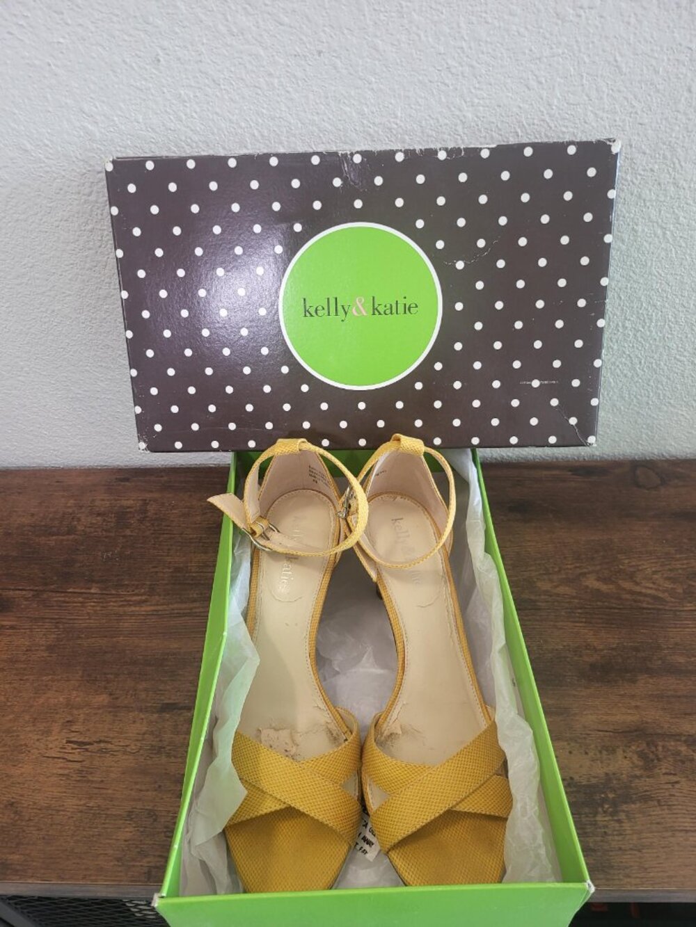 Kelly & Katie Yellow Cross Strap Ankle Strap Mid Heel Sandals Women's Size 8.5